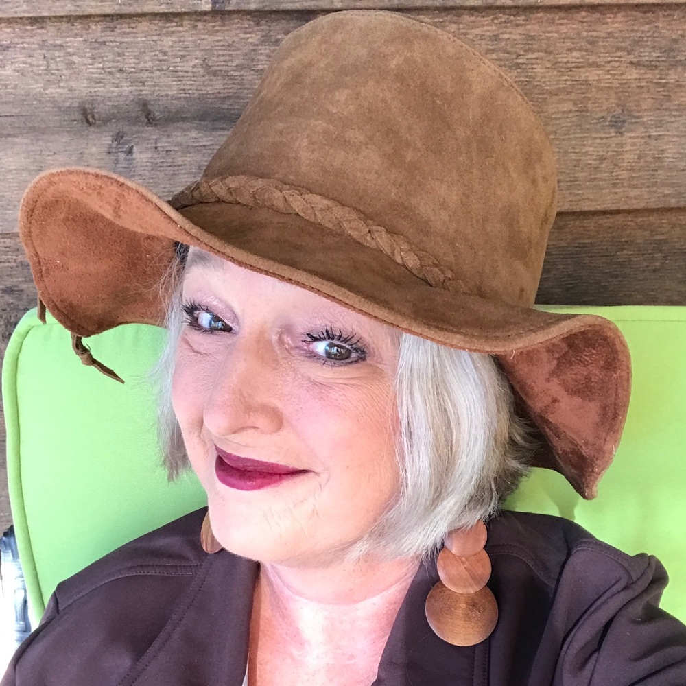 Meet your posher, Phyllis.